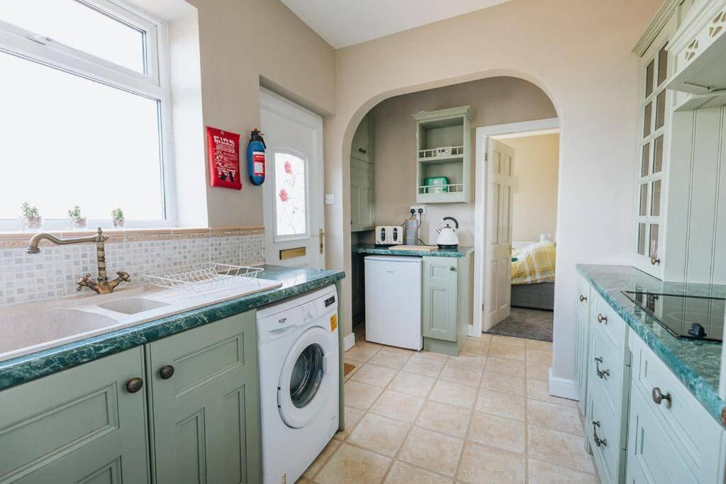Beachfront Apartment - Ground Floor Apartment With Sea Views, Next To The Beach, Bridlington, North Yorkshire Bessingby Zewnętrze zdjęcie